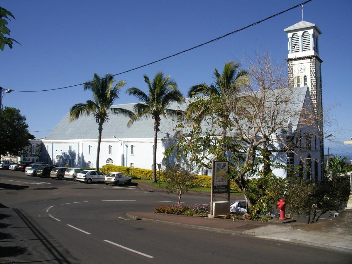 Case Creole Traditionnelle A Ossature Et Charpente Bois Petite-Île Bagian luar foto